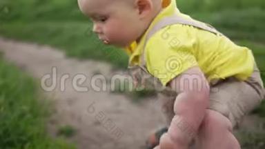 宝贝正在学习在草地上散步.. 瀑布又升起来了。 捏在<strong>抓痕</strong>里.. 婴儿第一步